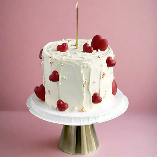“Everlasting Love Cake” with romantic red roses and wintery decor