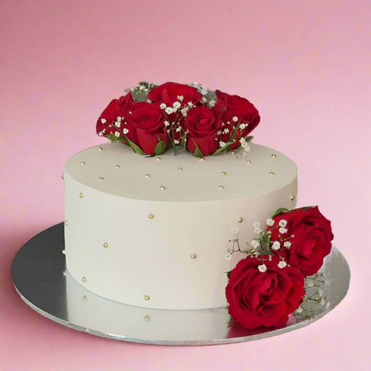 “Love in Bloom” cake blending festive flowers and holiday charm